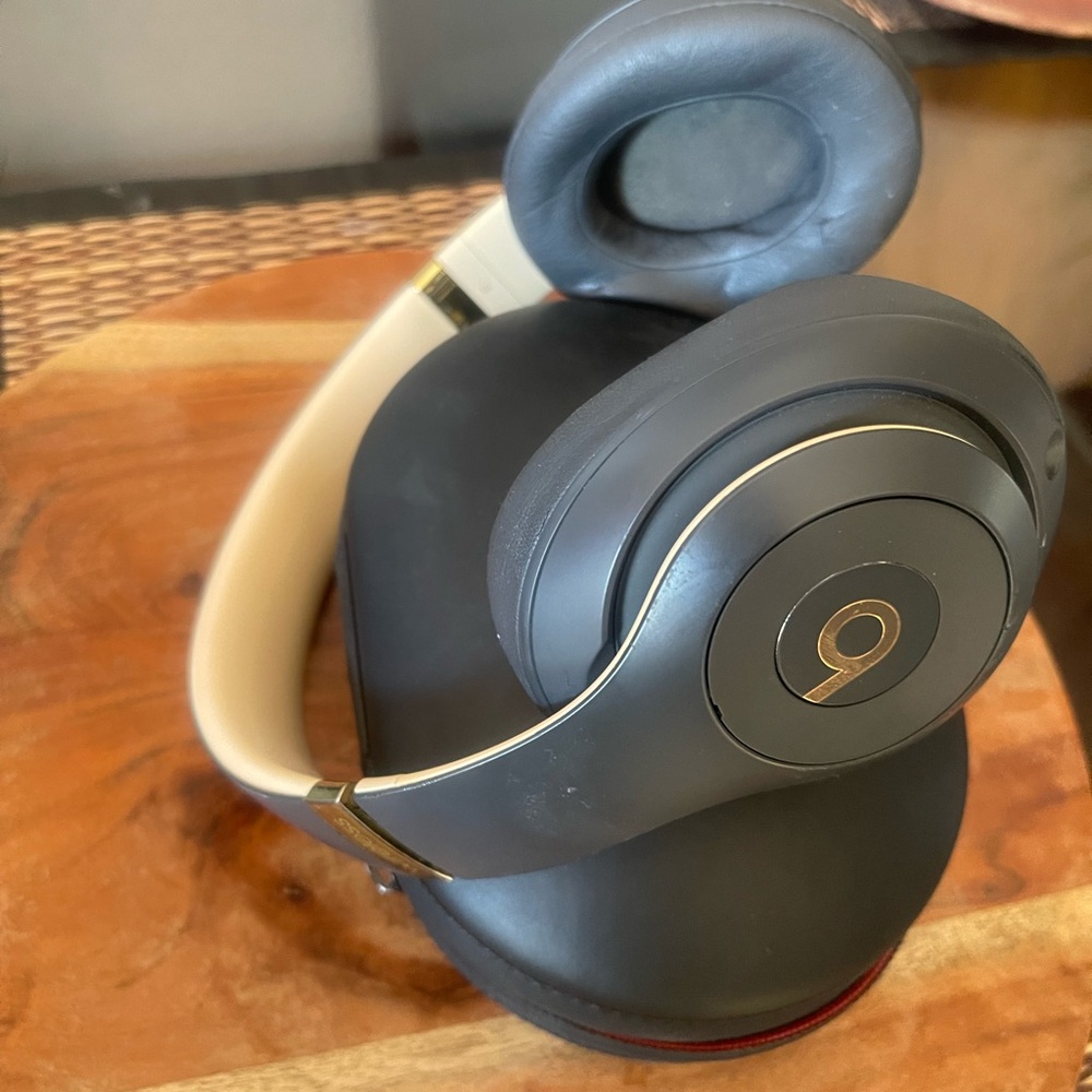Beats Studio 3 Wireless Headphones - Picture 7 of 8